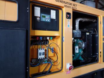 GENERADOR 100 KVA MOTOR CUMMINS CON CARRO ARRASTRE