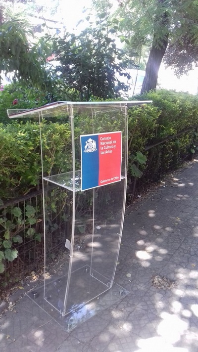 arriendo podium acrilico transparente en SANTIAGO, Metropolitana